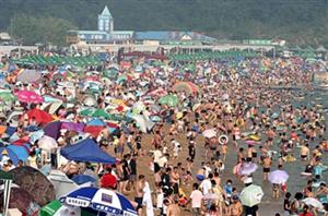 大批俄罗斯人来海南三亚旅游休假,挤爆三亚海滩和餐馆!